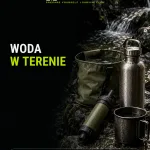Okładka poradnika: butelka, filtr turystyczny, tabletki uzdatniające i garnek nad wodą