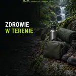 Okładka poradnika: otwarta apteczka, folia NRC, bandaż, plastry na pęcherze i przyrząd do kleszczy